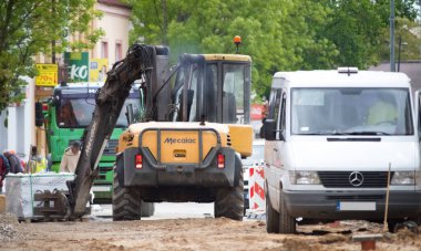 Polonya Ostrowiec Swietokrzyski 19 Mayıs, 2025: 26 m. MECALAC karayolu şantiyesindeki çok yönlü 