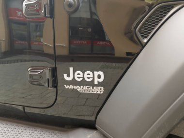 Polonya Ostrowiec Swietokrzyski 8 Temmuz 2025: 27. Tüm off-road araçlarının prototipinin logosu, JEEP WRANGler. Aracın dış tarafında bir Jeep Wrangler JRANGLER logosunun yakın görüntüsü. 