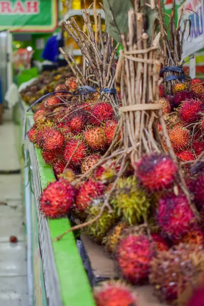 Rambutan meyve grupları süpermarket kutusunda sergilenir