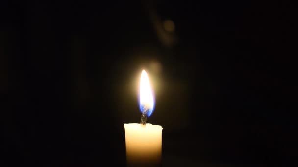 Ανάψτε Κερί Ασημένιο Αναπτήρα Στο Σκοτάδι Κλείστε Πλάνα — Αρχείο Βίντεο