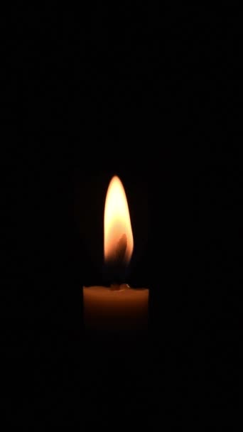 Nahaufnahme Einer Einzelnen Kerze Die Dunkeln Geblasen Wird — Stockvideo