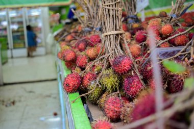 Rambutan meyve grupları süpermarket kutusunda sergilenir