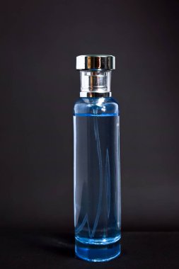 Şeffaf Mavi Şişe Parfümü tasarım için izole edilmiş siyah arkaplan