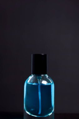 Şeffaf Mavi Şişe Parfümü tasarım için izole edilmiş siyah arkaplan