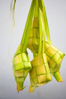 Ketupat 'ı kapatın ve izole edilmiş beyaz arkaplanı kopyalayın. Endonezya 'da geleneksel kültür Ramadhan mevsimini karşılıyor