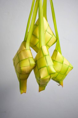 Ketupat 'ı kapatın ve izole edilmiş beyaz arkaplanı kopyalayın. Endonezya 'da geleneksel kültür Ramadhan mevsimini karşılıyor