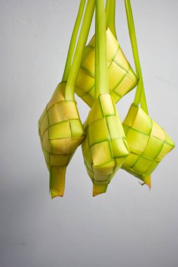 Ketupat 'ı kapatın ve izole edilmiş beyaz arkaplanı kopyalayın. Endonezya 'da geleneksel kültür Ramadhan mevsimini karşılıyor