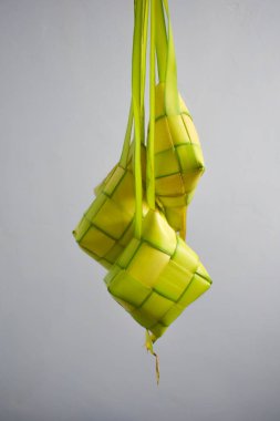 Ketupat 'ı kapatın ve izole edilmiş beyaz arkaplanı kopyalayın. Endonezya 'da geleneksel kültür Ramadhan mevsimini karşılıyor