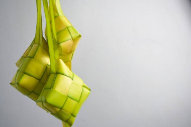 Ketupat 'ı kapatın ve izole edilmiş beyaz arkaplanı kopyalayın. Endonezya 'da geleneksel kültür Ramadhan mevsimini karşılıyor