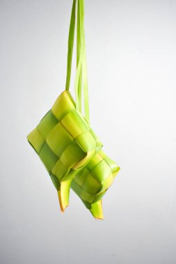 Ketupat 'ı kapatın ve izole edilmiş beyaz arkaplanı kopyalayın. Endonezya 'da geleneksel kültür Ramadhan mevsimini karşılıyor