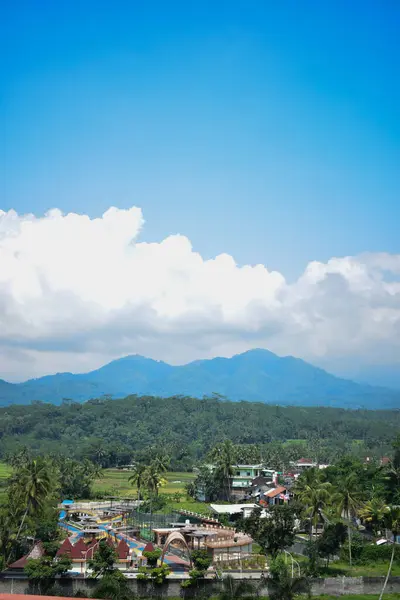 Bulutlu mavi gökyüzüne sahip Tidar ve Köy Dağları