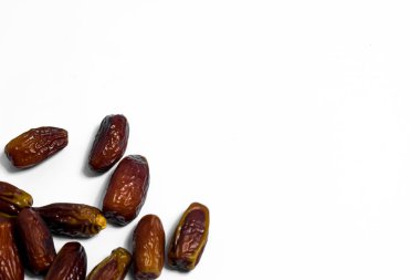 İzole edilmiş beyaz arkaplanda meyve tarihleri ve kopyalama alanı