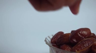 Kapalı el tarih alır şeffaf cam bir kase içinde meyve, izole beyaz arka plan