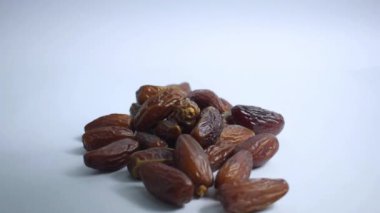 Kapalı el, izole edilmiş beyaz arka planda meyveler alır