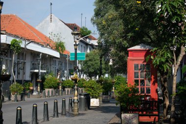 Kota Lama Semarang, Endonezya 'da sokak lambası olan boş bir sokak. İnsansız bir sokak..