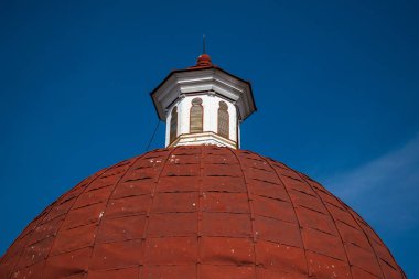 Kota Lama, Semarang City, Endonezya 'da büyük kırmızı bir köri kubbesi. Klasik tarihi kilise mavi gökyüzü arka planı