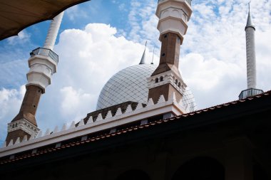 Biq Camii Merkezi Java ya da Mescid Agung Jawa Tengah Endonezya 'nın düşük açılı görüntüsü.