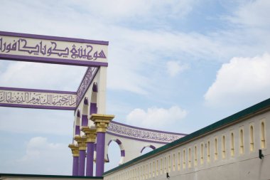 Semarang, Endonezya - 26 Nisan 2024 Büyük Cami Merkezi Java veya Masjid agung Jawa Tengah 'ın geniş manzaralı terası, Arapça kaligrafi süsüsüyle