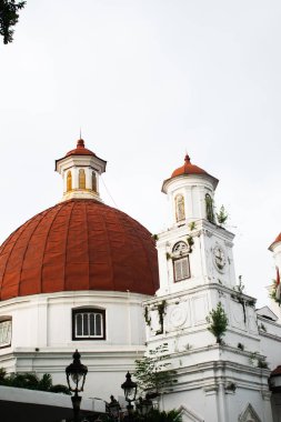 Semarang, Endonezya - 26 Nisan 2024. Büyük kırmızı kubbeli kilise ya da Kota lama Central Java 'daki Gejera Blendhuk.