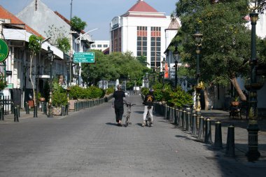 Semarang, Endonezya - 26 Nisan 2024. Kota Lama caddesinde sabah aktivitesi
