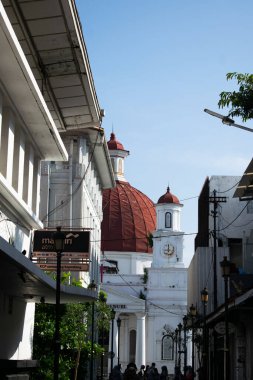 Semarang, Endonezya - 26 Nisan 2024. Büyük kırmızı kubbeli kilise ya da Kota lama Central Java 'daki Gejera Blendhuk.