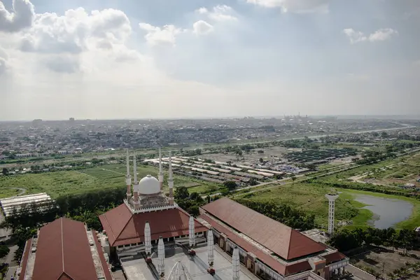 Biq Camii Merkezi Java ya da Mescid Agung Jawa Tengah Endonezya 'nın yüksek açılı görüntüsü.