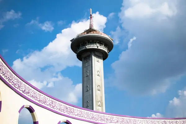 Kule Anıtı ve cami jawa tengah Endonezya terasında Arap kalibreli süs, arka plan olarak bulutlu mavi gökyüzü