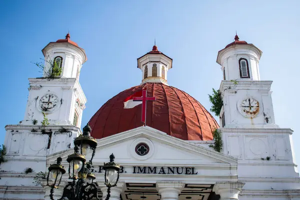 Semarang, Endonezya - 26 Nisan 2024. Büyük kırmızı kubbeli kilise ya da Kota lama Central Java 'daki Gejera Blendhuk.