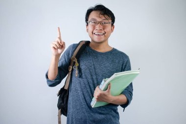 Asyalı genç erkek öğrenci işaret hareketi yapıyor. izole edilmiş beyaz arkaplan