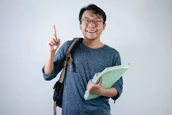 Asyalı genç erkek öğrenci işaret hareketi yapıyor. izole edilmiş beyaz arkaplan