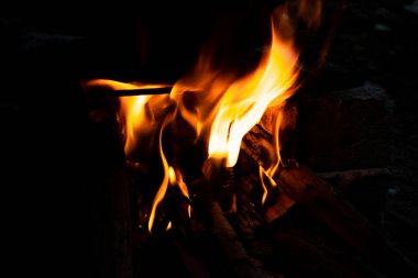 Karanlıkta şenlik ateşi ya da kamp ateşi