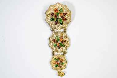 Beyaz arkaplanda izole edilmiş broş