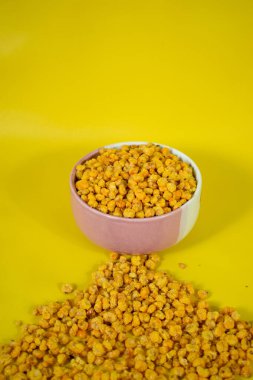 Corcflakes, Marning veya Marneng Endonezya 'dan geleneksel bir aperatiftir. Kızarmış mısır tanelerinden yapılmış. Kavanozda kızarmış mısır ve izole bir arka plan.