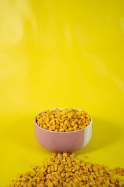 Corcflakes, Marning veya Marneng Endonezya 'dan geleneksel bir aperatiftir. Kızarmış mısır tanelerinden yapılmış. Kavanozda kızarmış mısır ve izole bir arka plan.