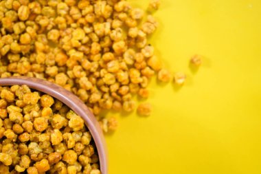 Corcflakes, Marning veya Marneng Endonezya 'dan geleneksel bir aperatiftir. Kızarmış mısır tanelerinden yapılmış. Kavanozda kızarmış mısır ve izole bir arka plan.