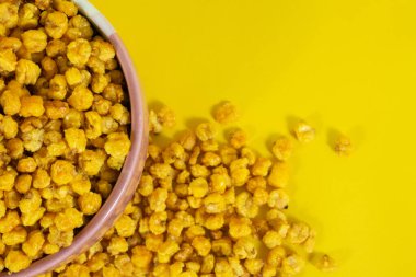 Corcflakes, Marning veya Marneng Endonezya 'dan geleneksel bir aperatiftir. Kızarmış mısır tanelerinden yapılmış. Kavanozda kızarmış mısır ve izole bir arka plan.