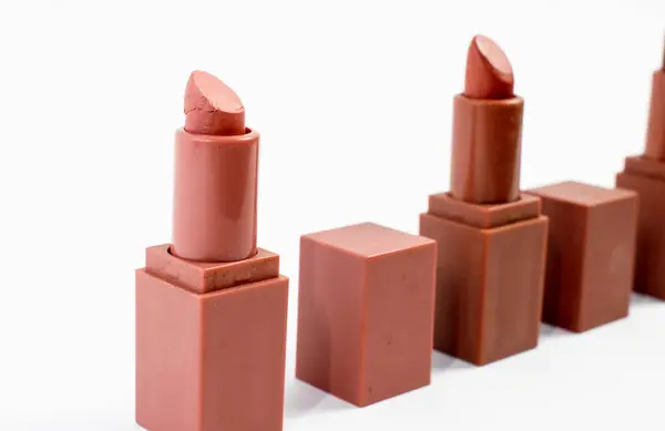 Beyaz arkaplanda kahverengi ruj çoklu rengi izole edildi