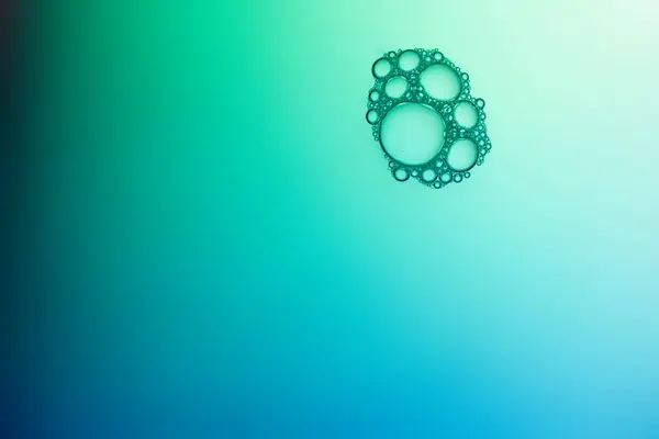 Soyut arka plan biyoloji, makro fotoğraf köpüğü ve eğimli su. Molekül çoklu renk sırtı