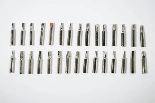 tornavida ve tornavida için başlıklar beyaz arkaplanda izole edildi.