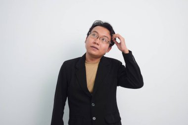 Meraklı yüzlü düşünceli Asyalı iş adamı izole edilmiş beyaz grupla çözümü düşün.