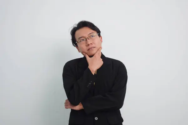 Meraklı yüzlü düşünceli Asyalı iş adamı izole edilmiş beyaz grupla çözümü düşün.