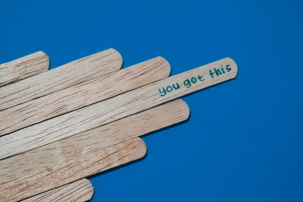 Dondurmanın içinde bu yazılar var. Motivasyon alıntıları, iyimserlik, olumlu kelimeler. Sırt grubunda izole