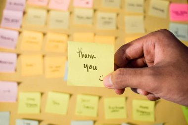 Elle tutulan yapışkan notlar. Teşekkürler. Kişisel gelişim için motive edici kelimeler, ilham verici el yazısı. Yapışkan notlar