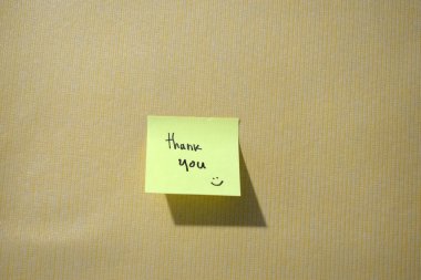 Yapışkan notlar için teşekkürler. Kişisel gelişim için motive edici kelimeler, ilham verici el yazısı. İzole edilmiş arka grup