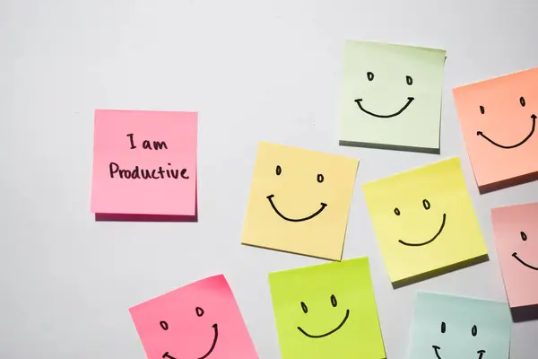 Üretkenim ve yapışkan notlarda gülümsüyorum. Kişisel gelişim için motive edici kelimeler, ilham verici el yazısı. Sırt grubunda izole