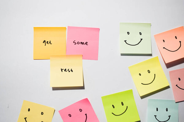 немного отдохнуть и улыбнуться смайликом на липких нотах. Мотивационные слова для личного развития, вдохновляющий почерк. Изолированные на бэкграунде