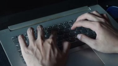 Bu dizüstü bilgisayarla çalışan adamı kapat ve motivasyon notu al. 