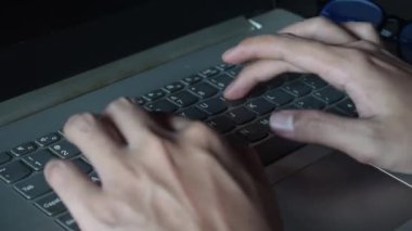Bu dizüstü bilgisayarla çalışan adamı kapatın ve fikir ve ampul çizimiyle motive edici yapışkan bir not alın. Kişisel gelişim için motive edici kelimeler, ilham verici el yazısı