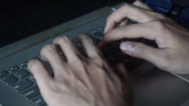 Bu dizüstü bilgisayarla çalışan adamı kapat ve motivasyon notunu al. Devam et, kişisel gelişim için motive edici kelimeler, ilham verici el yazısı.
