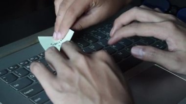 Bu dizüstü bilgisayarla çalışan adamı kapat ve motivasyon notunu al. Gülümse, yapışkan not. Kişisel gelişim için motive edici kelimeler, ilham verici el yazısı.